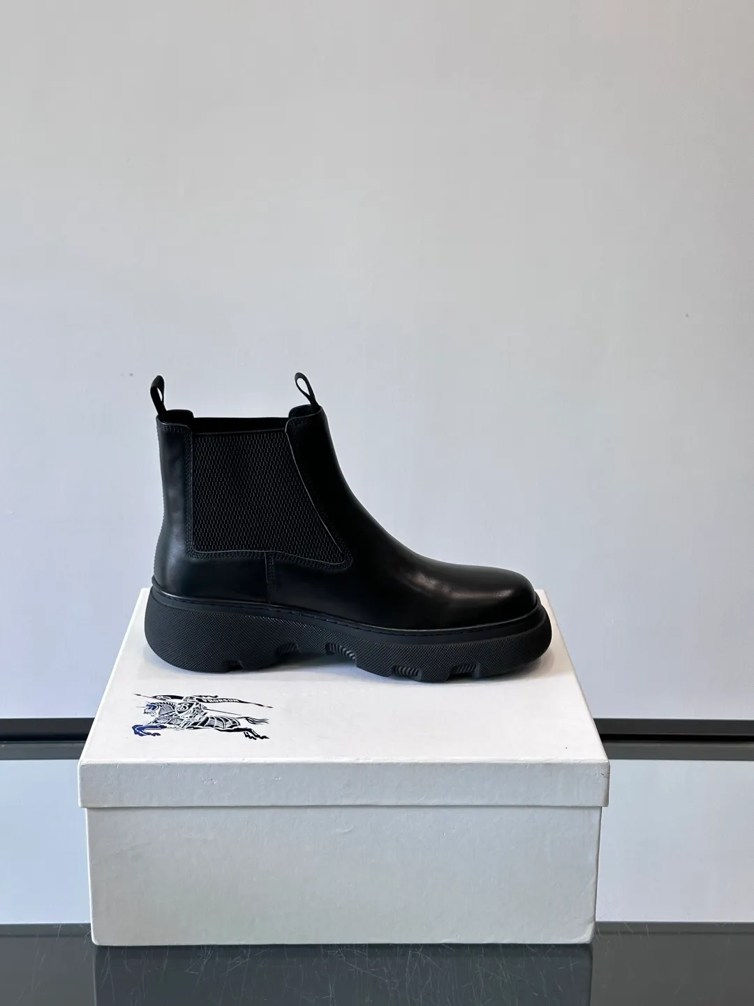 [Burberry] Top P: 920💰 Size: 39-44 (45. Customized) Burberry Matrix shoes👟Burberry autumn and winter men's high-top Chelsea boots, made with heavy industry! The upper is made of imported cowhide, with a slip-on design, classic plaid elastic straps, fine leather, and full of details. It is equipped with a classic and durable rubber thick sole, which increases the length of the legs. The cowhide lining is comfortable and breathable. It is easy to wear and fashionable, business and leisure, full of exquisite Italian style, and has a great look!